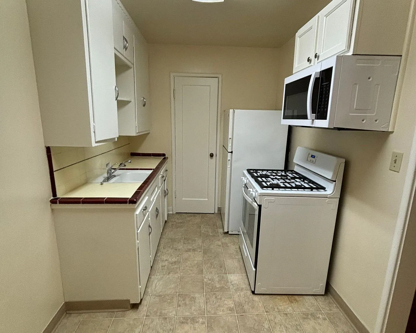 Golden Lantern Apartments — Photo 1