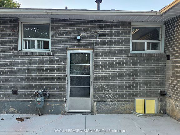 3rd image of 706 Leaside St Basement 2