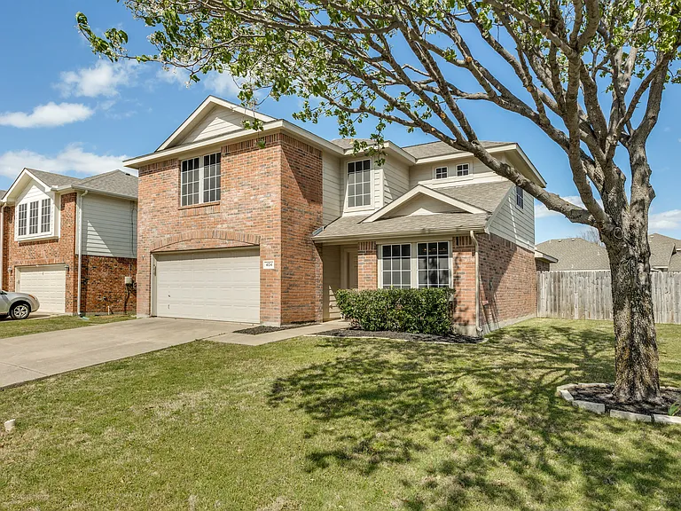 404 Oxford Dr — Photo 2