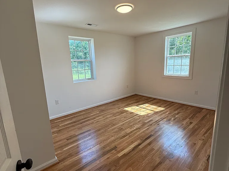 215 Mecklenburg St — Photo 12