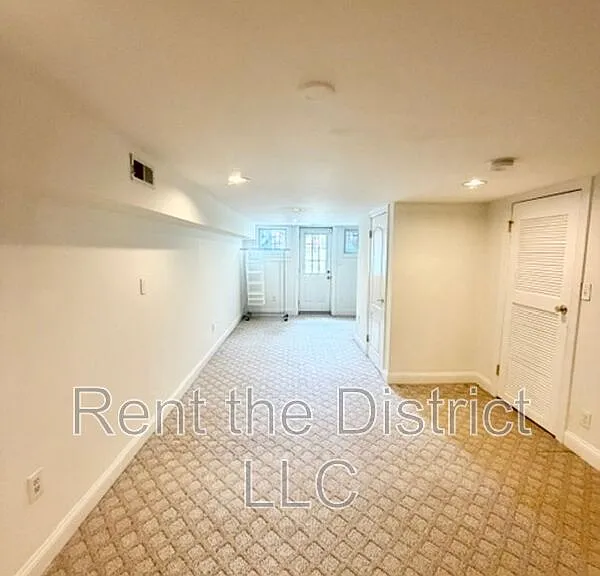 1910 D St NE — Photo 11