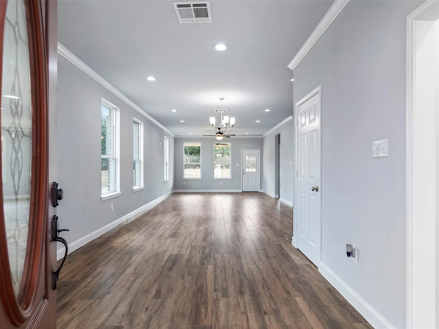 4 bed, 2.5 bath, 2304 sqft, $2,650 — Photo 3