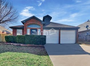 1364 Honeysuckle Ln, Lewisville, TX 75077