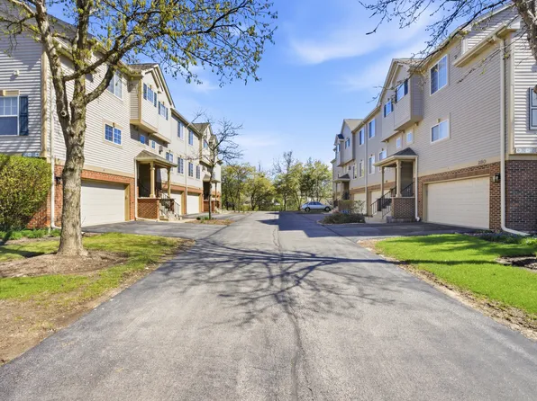 304 Monarch Dr, Streamwood, IL 60107