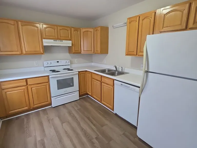 395 Thomas Rd — Photo 7