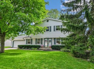 8021 W Cascade Dr, Franklin, WI 53132
