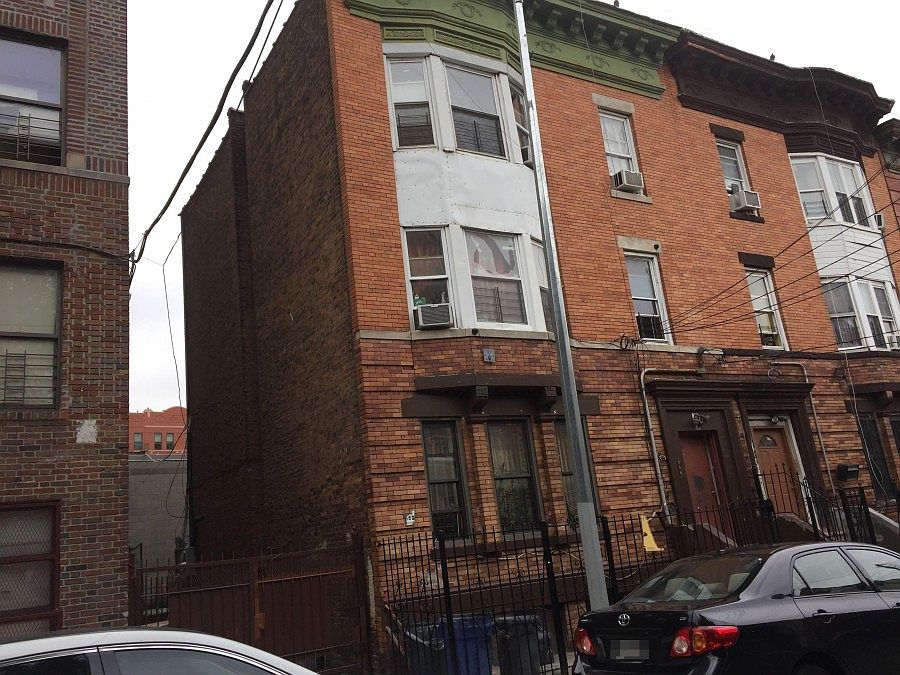 2nd image of 881 Irvine St