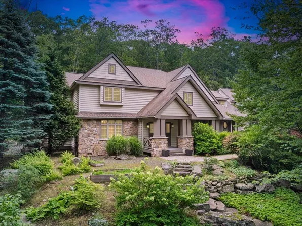 3172 Ledge Dr, Buck Hill Falls, PA 18323