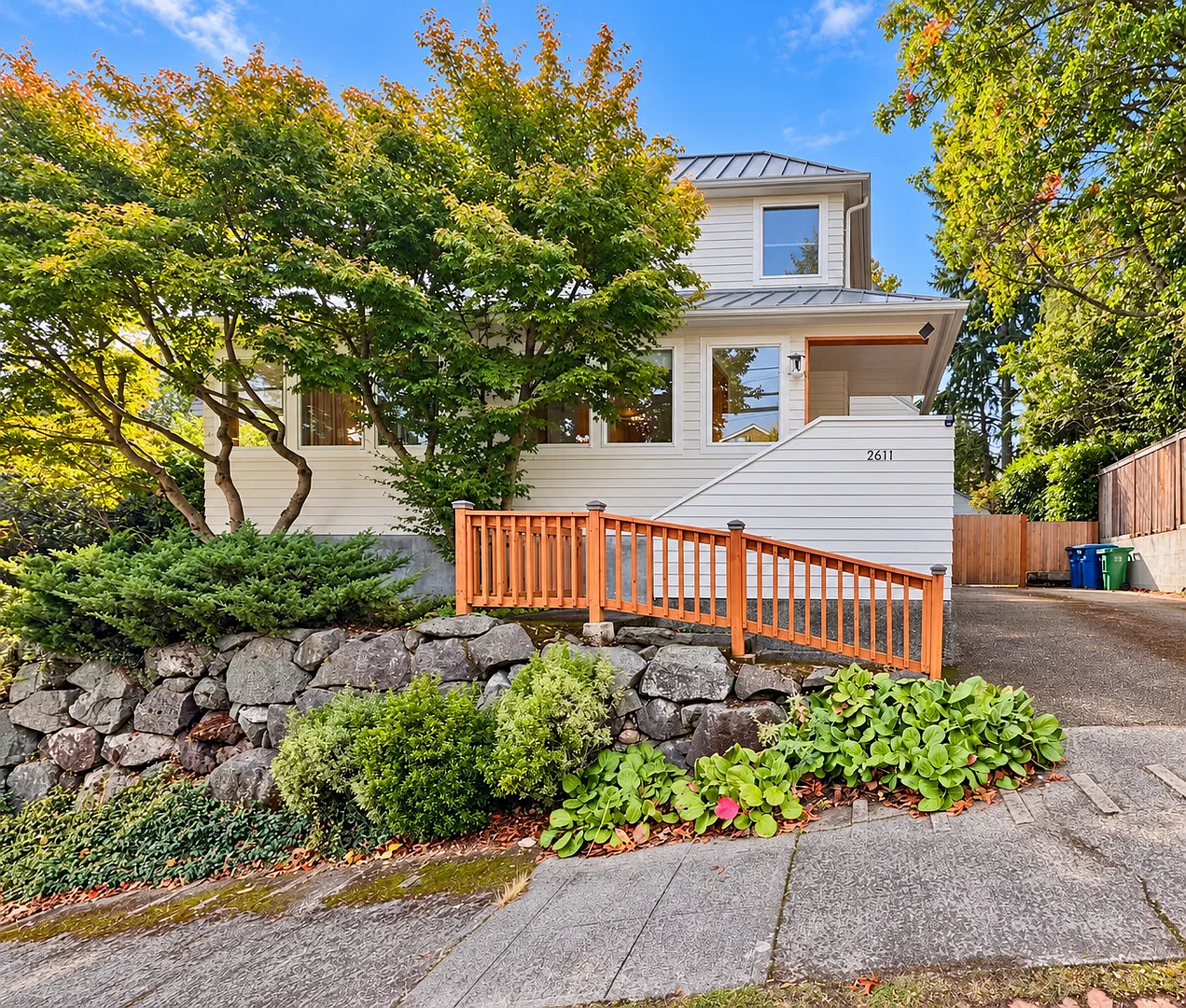 Spacious 5-Bedroom Magnolia Home with Rooftop Deck & Lake Views — Photo 2