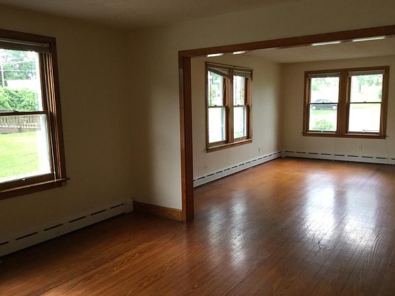 128 W York Street dining room.