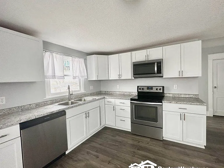 105 E 3rd Ave — Photo 6