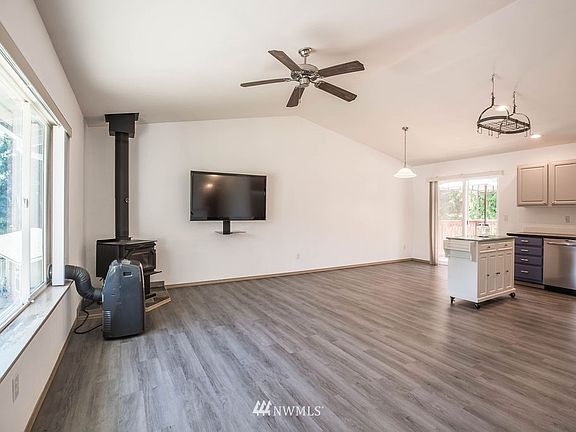 4th image of 11301 201st Avenue Ct E