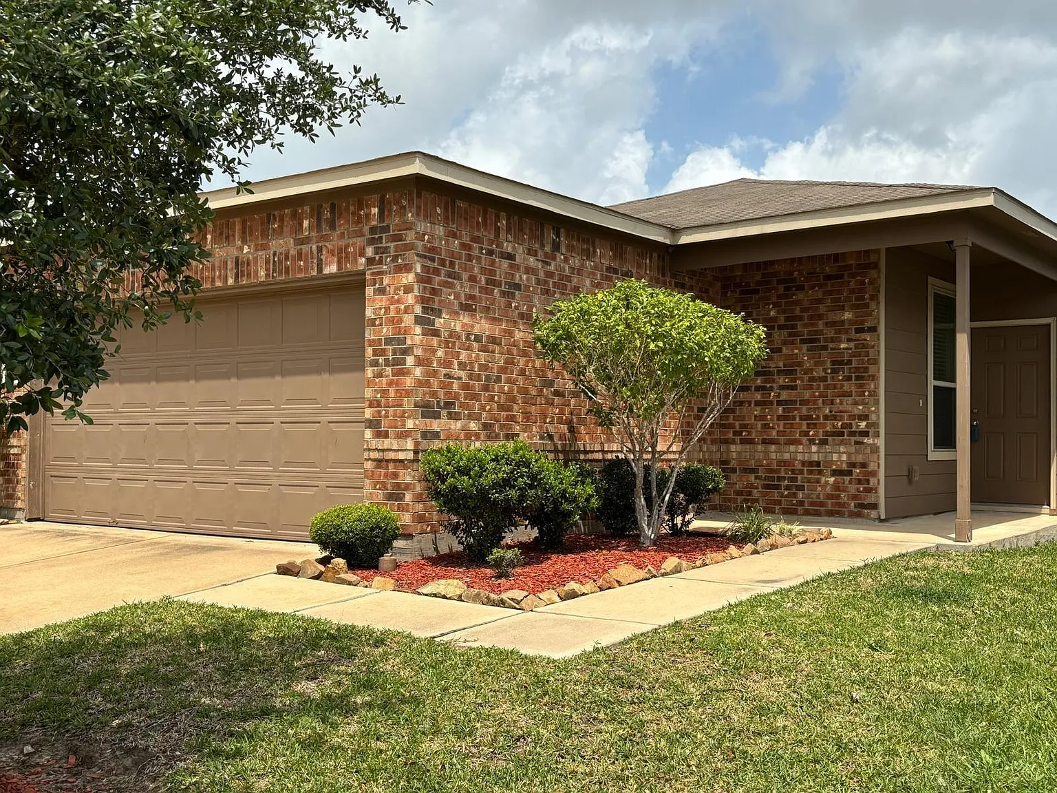 3 bed, 2.0 bath, 1313 sqft, $1,850 — Photo 2