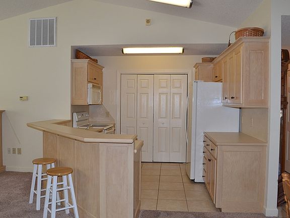 3rd image of 124 Charles Towne Dr