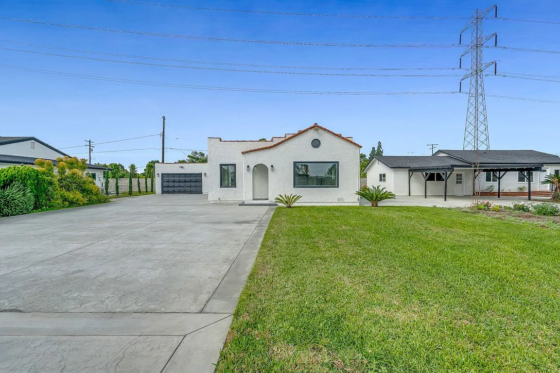 3 bed, 2.0 bath, 1582 sqft, $3,900 — Photo 1