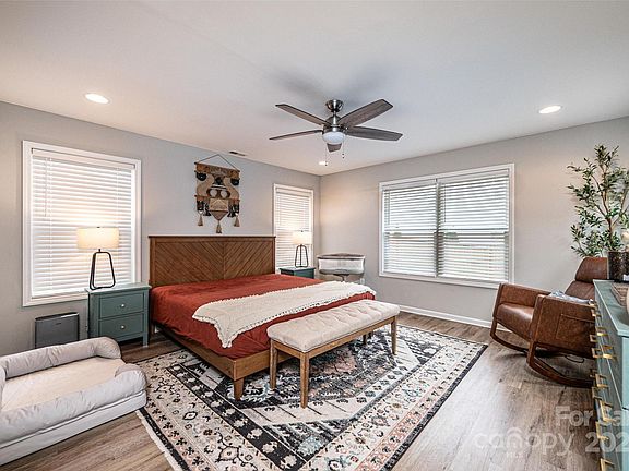 5th image of 340 Woodlawn Dr
