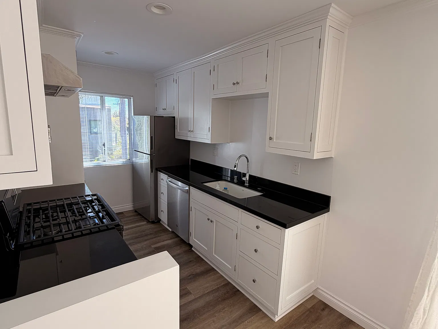 3 bed, 1100 sqft, $4,500 — Photo 2
