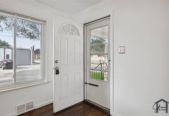 3rd image of 25026 Leach St