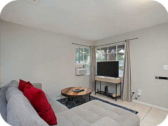 4th image of 409 W Race Ave