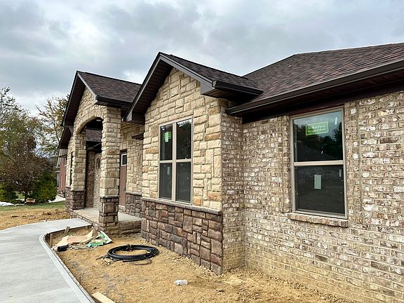 3rd image of 226 Deerfoot Dr