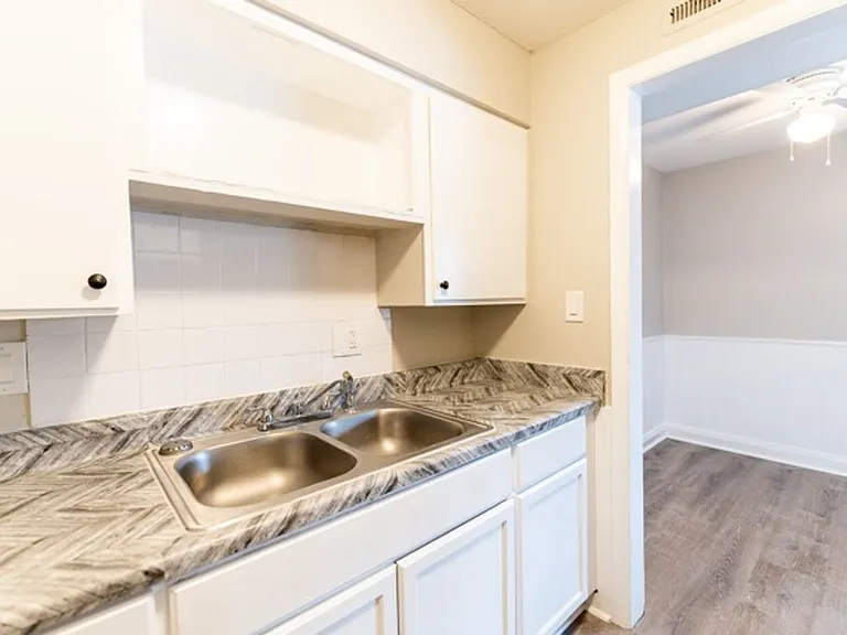 Eagle's Nest Apartments — Photo 12