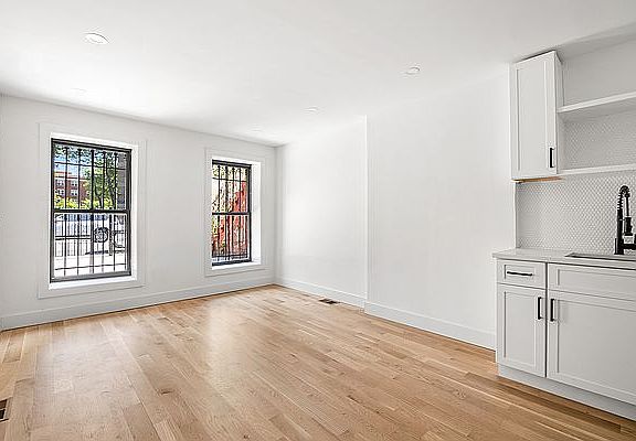 4th image of 297 Pulaski St #1