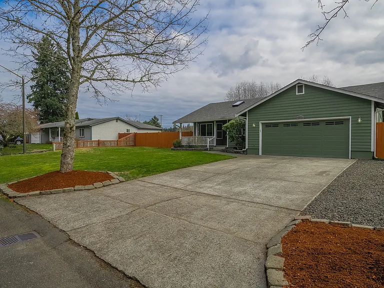 3840 Oxford Loop SE — Photo 2