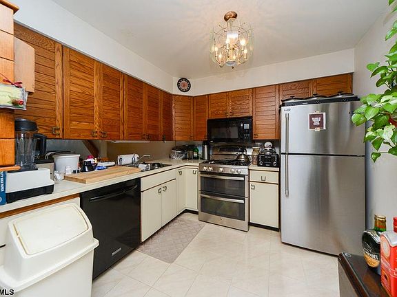 5th image of 239 Bay Ave #2