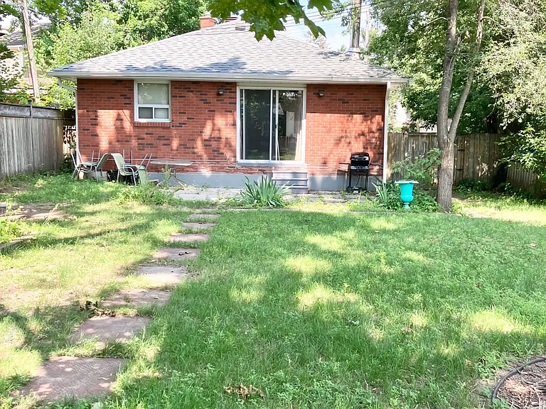80 Innisfil St #B — Photo 10