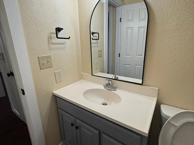 205 N Florene St #B — Photo 9