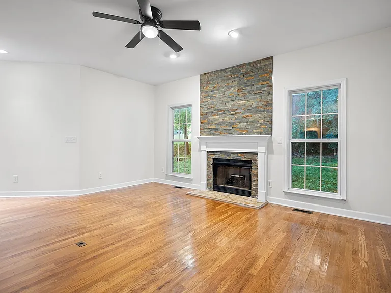 1004 Austin Ct — Photo 9