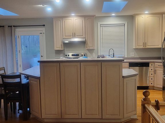 4th image of 2133 Hallmark Dr