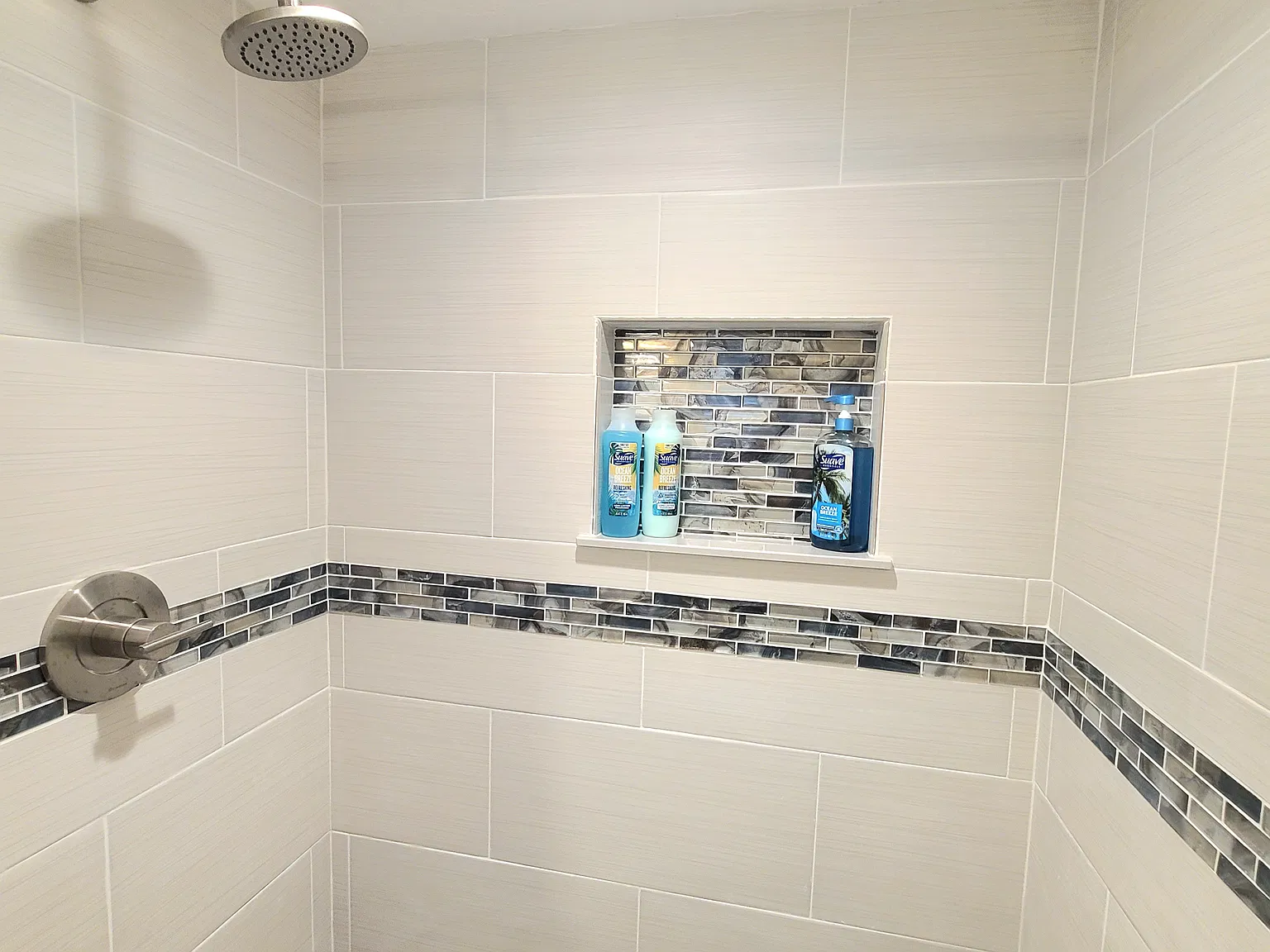 4 bed, 2347 sqft, $8,500 — Photo 3