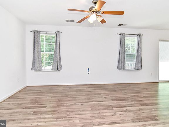 3rd image of 421 Tunbridge Ct