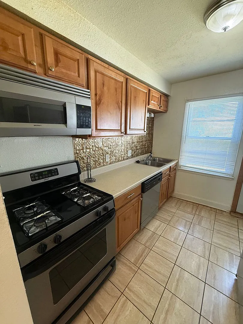 2 Bedroom Single Family Home Pet Friendly — Photo 3