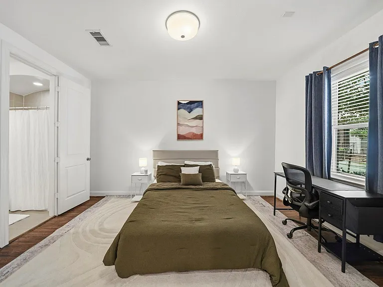 9435 London Bridge Sta — Photo 4