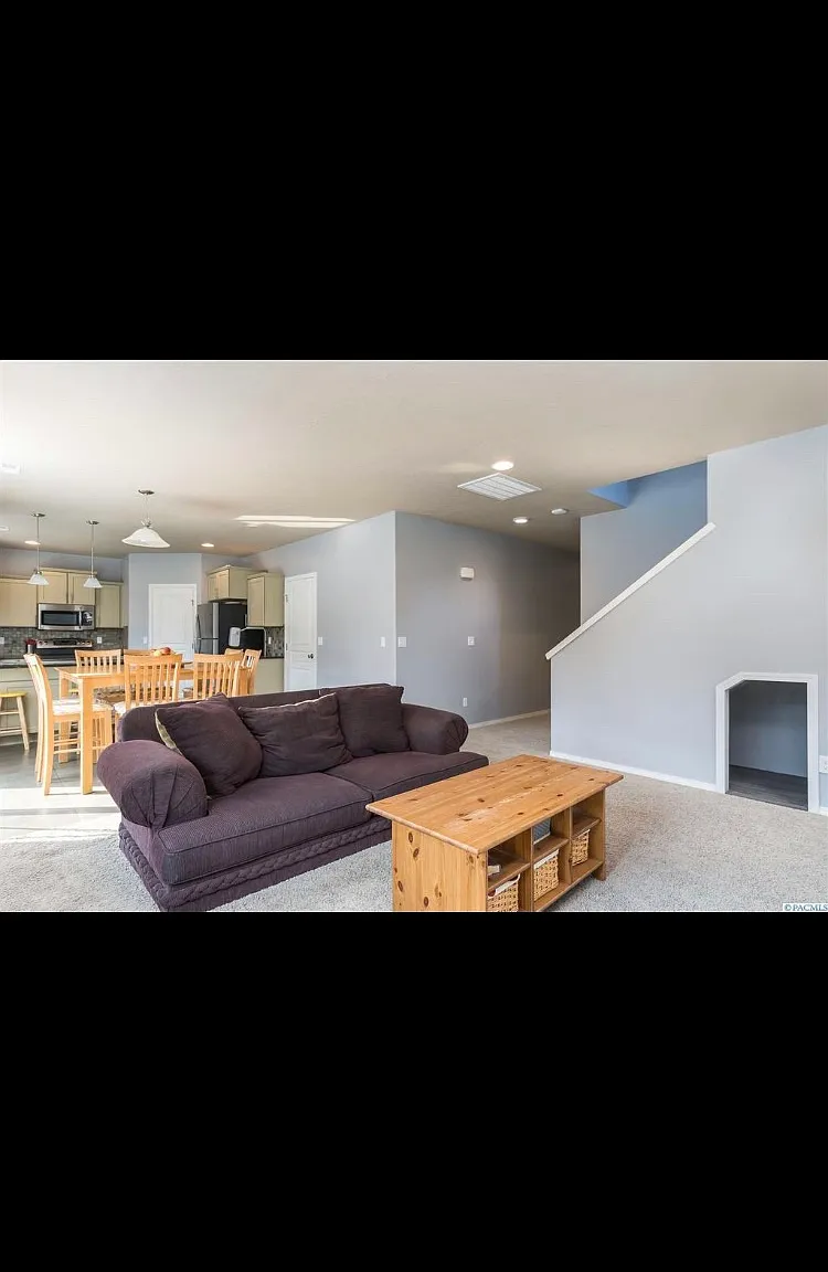 5 bed, 2.5 bath, 2192 sqft, $3,200 — Photo 2