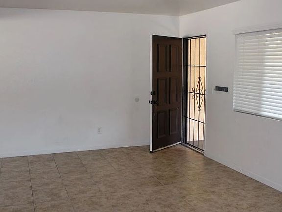 Living room / entry