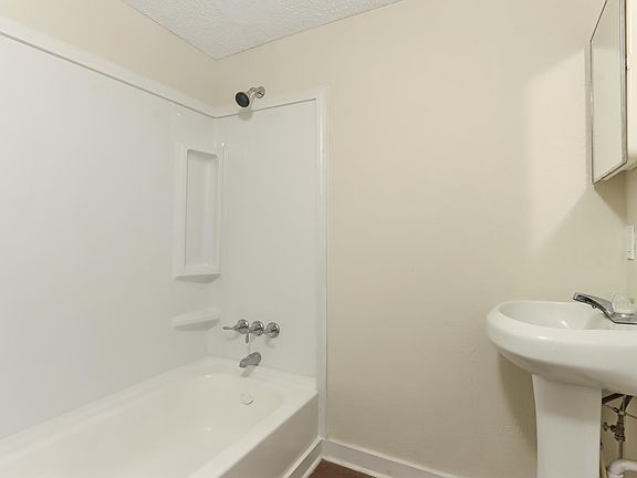 5th image of 1552 E 11th St #12787956