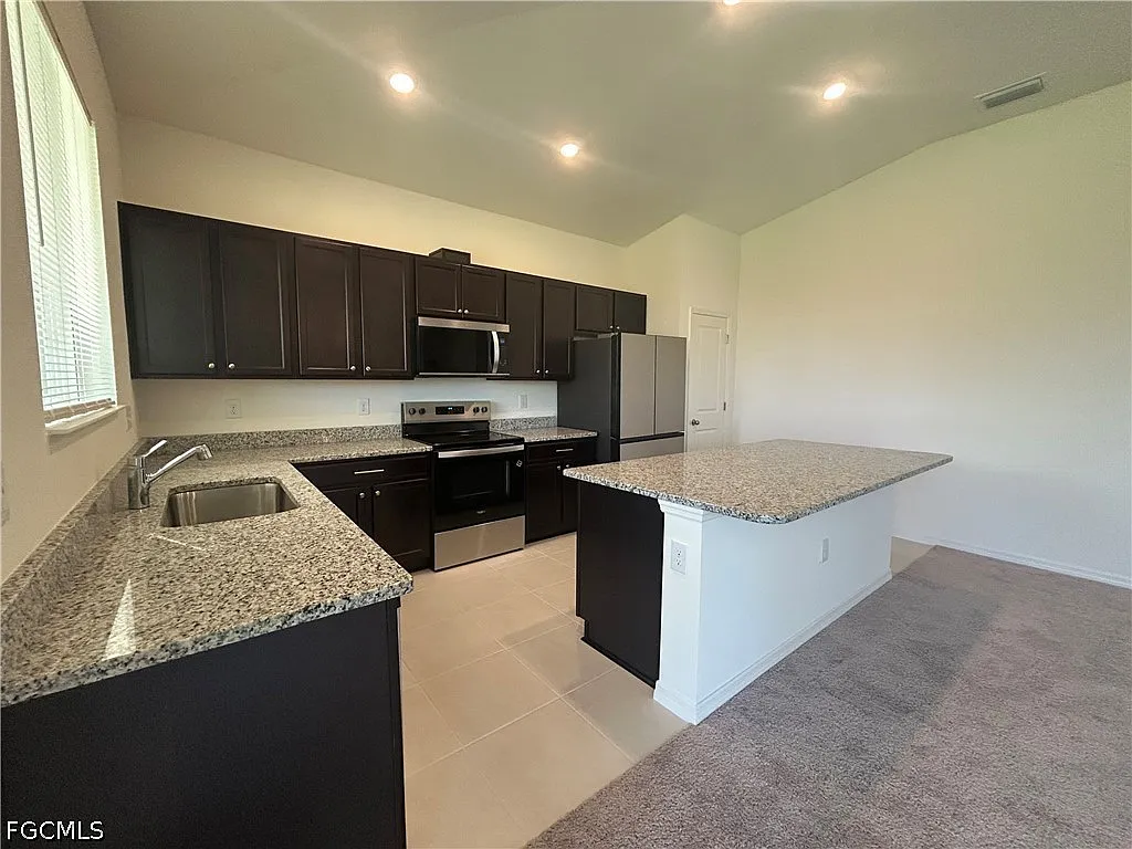 3 bed, 2.0 bath, 1769 sqft, $2,250 — Photo 4