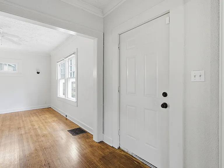 825 E 36th St — Photo 13