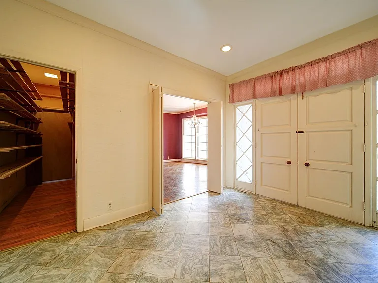 910 Basilwild Dr — Photo 9