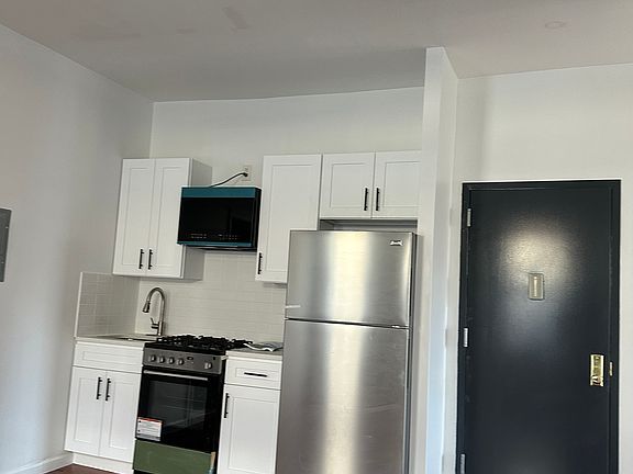 3rd image of 736 Noble Ave #2F