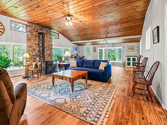 3rd image of 360 Wood St