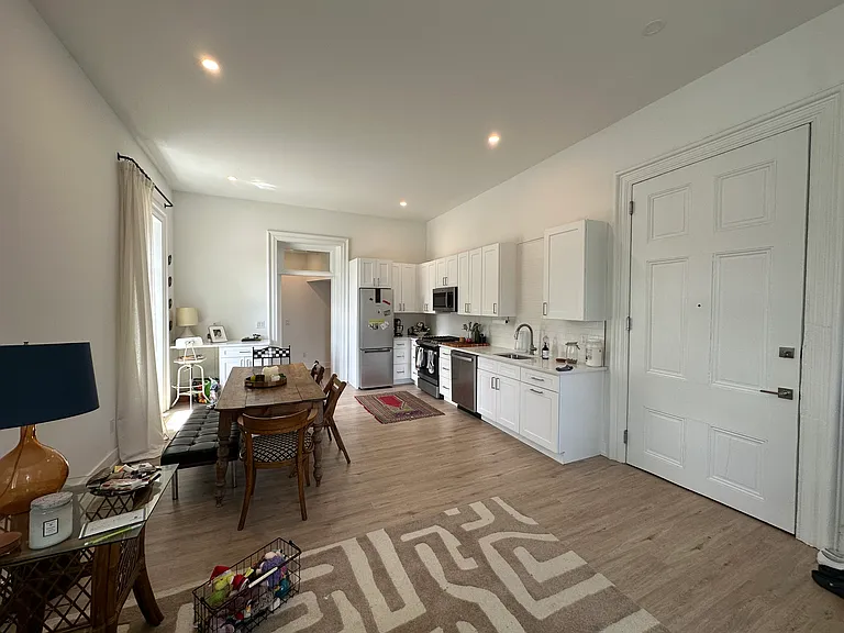 231 W Johnson Street — Photo 26