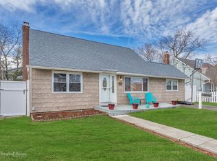 5 Moore Dr, Bethpage, NY 11714