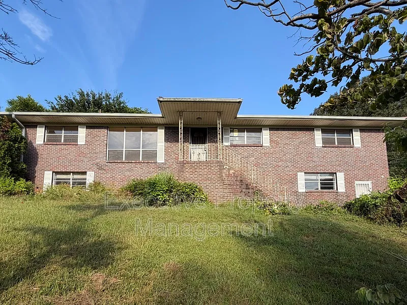 4 bed, 3.0 bath, 1657 sqft, $1,400 — Photo 1