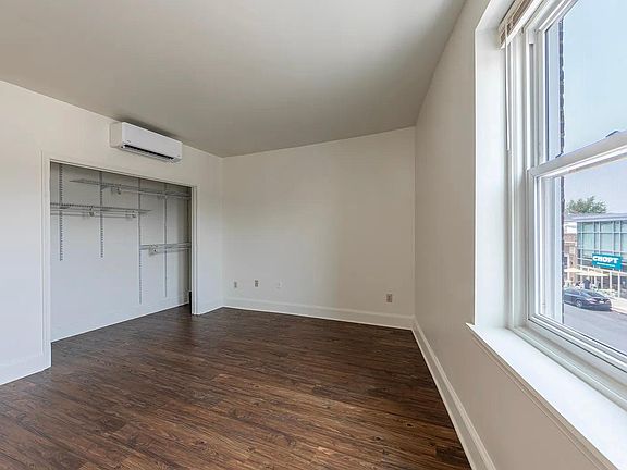 2nd image of 876 W Lancaster Ave APT 20