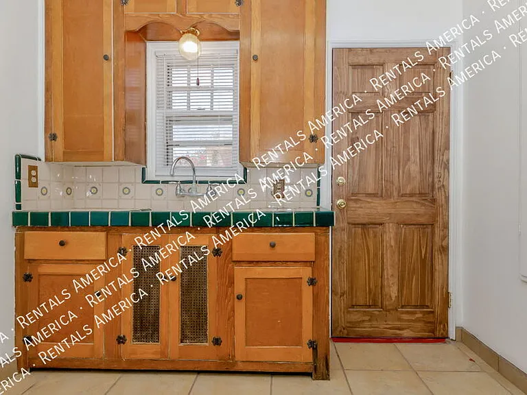 1119 E Silver St — Photo 7