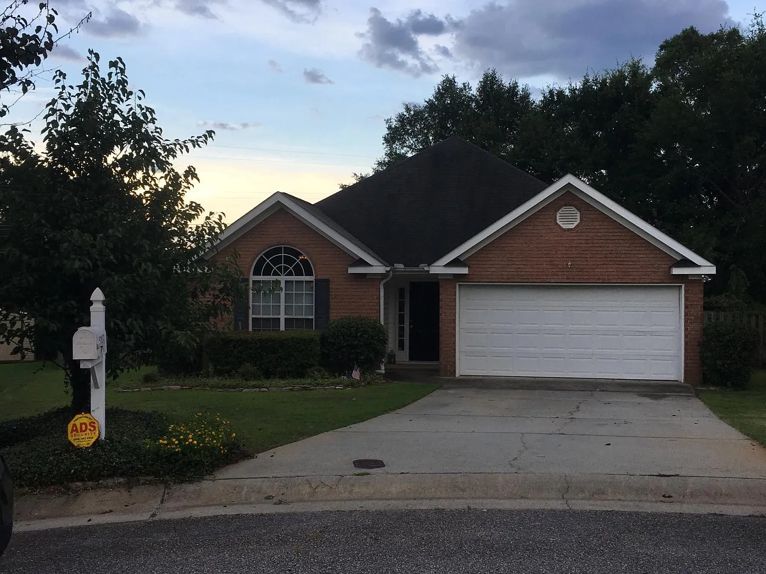 583 Bradford Ln — Photo 1